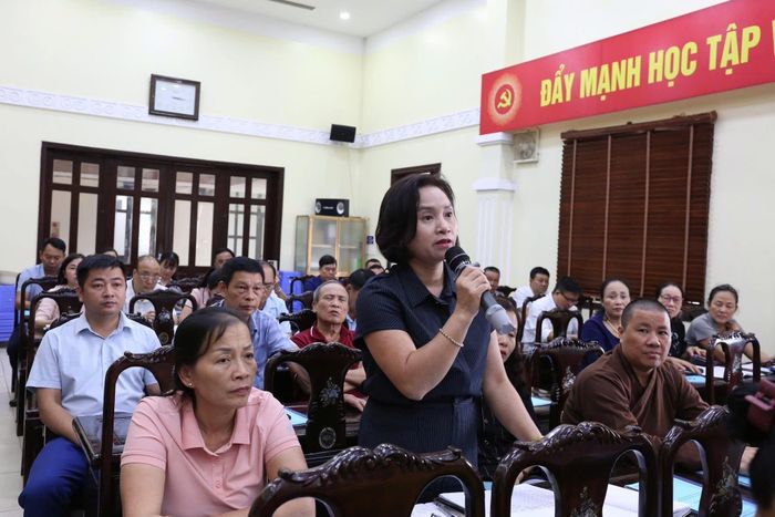 Người dân cho ý kiến về dự thảo đề án sắp xếp, tổ chức lại thôn, tổ dân phố trên địa bàn xã Sóc Sơn. Ảnh: Tùng Nguyễn