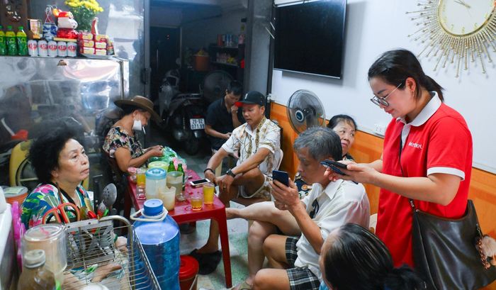 Nhân viên Viettel không quản ngày nghỉ đi xác thực thông tin cho khách hàng. Ảnh: C.T