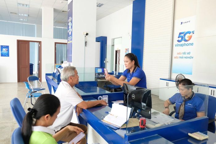 Người dân đến xác thực thông tin tại cửa hàng giao dịch của VNPT. Ảnh: Cao Hưng