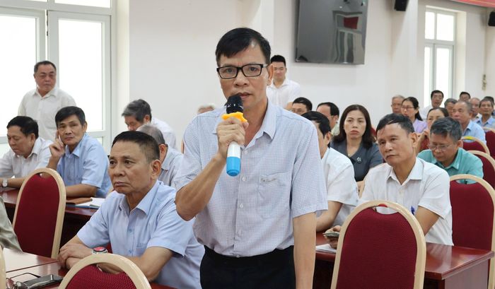 Các cử tri đã thẳng thắn đưa ra nhiều ý kiến vấn đề dân sinh liên quan đến đất đai, trật tự đô thị và quản lý thuế. Ảnh: PV