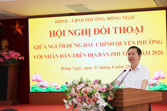 Chủ tịch UBND phường Đông Ngạc Nguyễn Văn Hách trực tiếp giải trình, trả lời thấu đáo từng nội dung thuộc thẩm quyền. Ảnh: PV