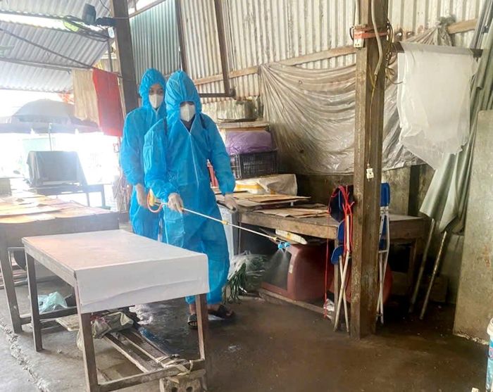 Phun tiêu độc khử trùng khu vực chợ dân sinh. Ảnh: Ngân Nguyễn