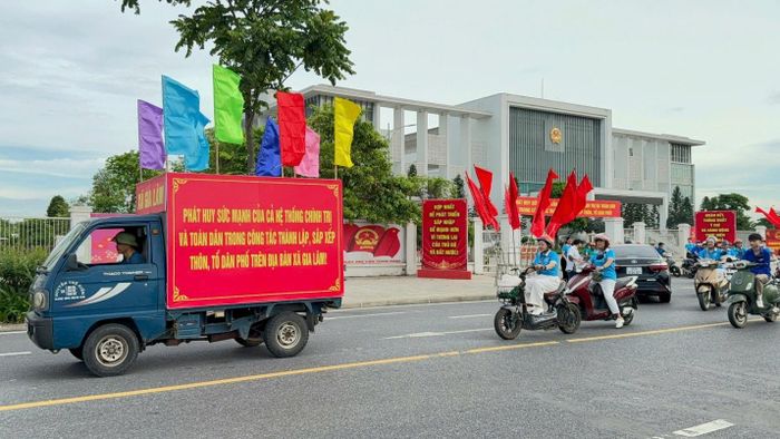 Hoạt động tuyên truyền lưu động thu hút sự quan tâm của người dân địa phương. Ảnh: Hoàng Anh