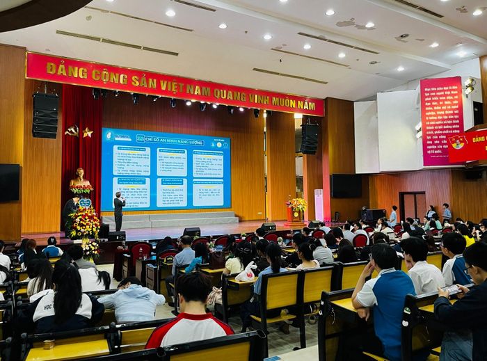 Đại diện nhóm sinh viên trình bày đề tài tại vòng chung khảo trực tiếp. Ảnh: ND