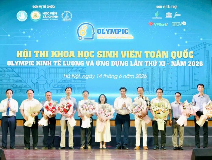 Lãnh đạo Học viện Tài chính tặng hoa các thành viên Hội đồng Ban giám khảo. Ảnh: ND
