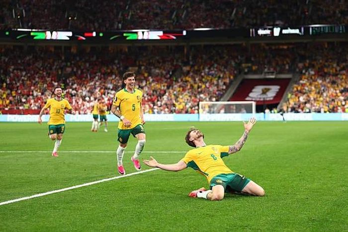 Metcalfe ghi bàn nhân đôi cách biệt. Ảnh: Getty