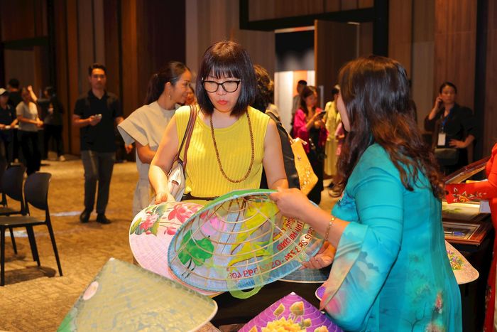 Các nghệ nhân, nhà thiết kế và công chúng được tham gia trao đổi các sản phẩm thủ công làng nghề. Ảnh: H.L