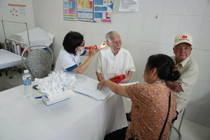 Người có công được khám tai, mũi, họng. Ảnh: Ngân Nguyễn