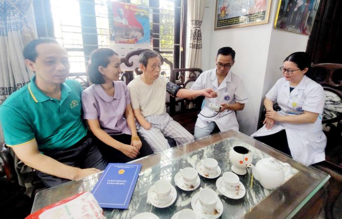 Cán bộ y tế thực hiện thăm khám tại gia đình đối với các trường hợp đặc biệt. Ảnh: Ngân Nguyễn