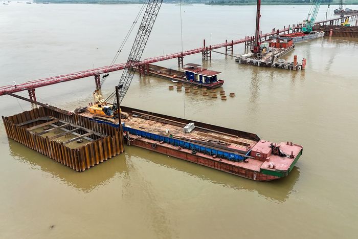 Khi hoàn thành, cầu Thượng Cát sẽ góp phần hoàn thiện tuyến Vành đai 3,5, tăng cường kết nối giao thông giữa khu vực Tây Bắc với trung tâm Hà Nội, đồng thời mở ra dư địa phát triển kinh tế - xã hội, đô thị và hạ tầng giao thông cho các địa phương hai bên sông Hồng. Ảnh: Duy Khánh