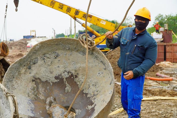 Cầu Thượng Cát là công trình cầu dây văng ứng dụng nhiều công nghệ thi công hiện đại hàng đầu thế giới. Đặc biệt, việc thi công phần móng trụ sâu tới 20m dưới mặt nước đòi hỏi kỹ thuật cao và sự phối hợp chặt chẽ giữa các đơn vị tham gia dự án. Ảnh: Duy Khánh