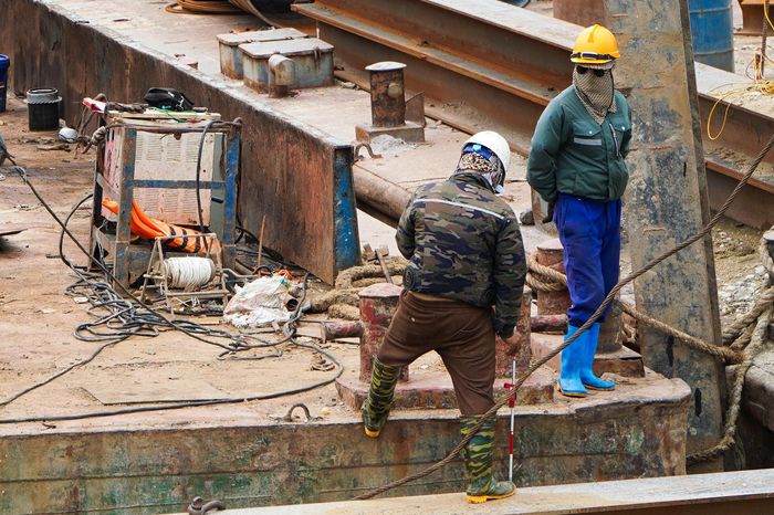 Trao đổi với phóng viên, Giám đốc điều hành gói thầu xây lắp cầu Thượng Cát Cấn Mạnh Hùng cho biết, trên công trường hiện đang duy trì chế độ “3 ca, 4 kíp” liên tục để bảo đảm tiến độ đề ra. Các mũi thi công đang được triển khai đồng loạt, tập trung vào các hạng mục cọc khoan nhồi, bê tông trụ và đúc dầm. Do thời tiết nắng nóng, đơn vị đã bố trí khu vực nghỉ ngơi cho công nhân và điều chỉnh thời gian làm việc phù hợp nhằm bảo đảm sức khỏe người lao động nhưng vẫn giữ vững tiến độ dự án.