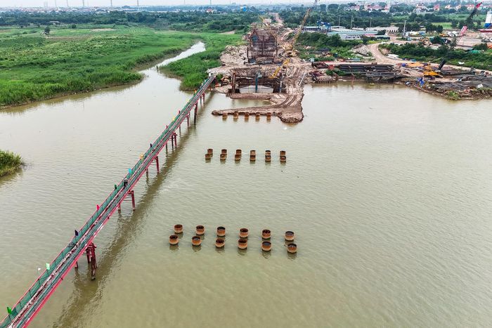 Theo thiết kế, cầu Thượng Cát là cầu dây văng hiện đại với tổng chiều dài toàn tuyến hơn 5,2km, trong đó phần cầu chính dài khoảng 3,9km. Đoạn vượt sông Hồng dài 780m gồm 3 nhịp lớn, tạo điểm nhấn kiến trúc mới trên tuyến Vành đai 3,5 của Hà Nội. Ảnh: Duy Khánh