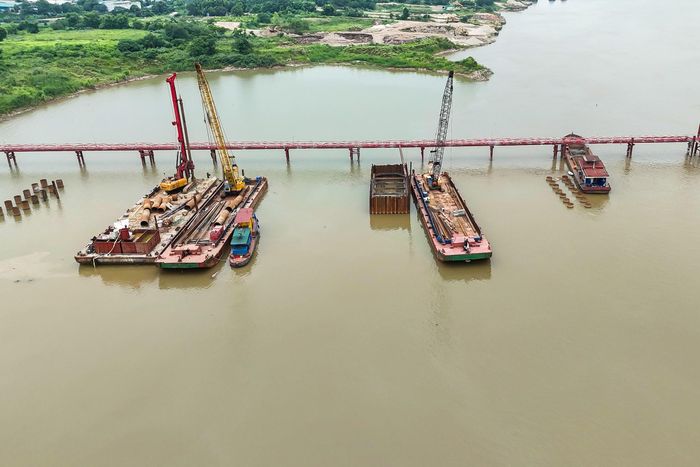 Dự án xây dựng cầu Thượng Cát có điểm đầu tại Km3+504 trên đường Kỳ Vũ (phường Thượng Cát) và điểm cuối tại Km8+731 trên Quốc lộ 23B (xã Thiên Lộc). Đây là một trong những công trình giao thông trọng điểm của Thủ đô, được đầu tư bằng nguồn vốn ngân sách thành phố với tổng mức đầu tư hơn 7.300 tỷ đồng, dự kiến hoàn thành vào năm 2027. Ảnh: Duy Khánh