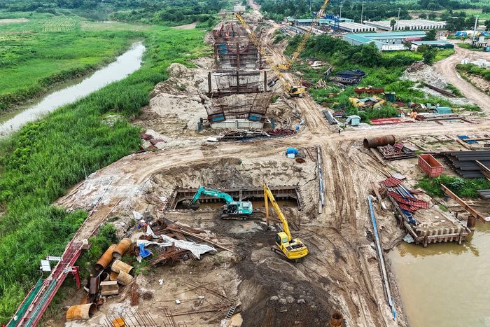 Tại phía địa bàn xã Thiên Lộc, hệ thống trụ cầu cạn cũng đang dần thành hình, các mũi thi công được đẩy nhanh tiến độ nhằm tận dụng điều kiện thời tiết thuận lợi trước mùa mưa lũ. Ảnh: Duy Khánh