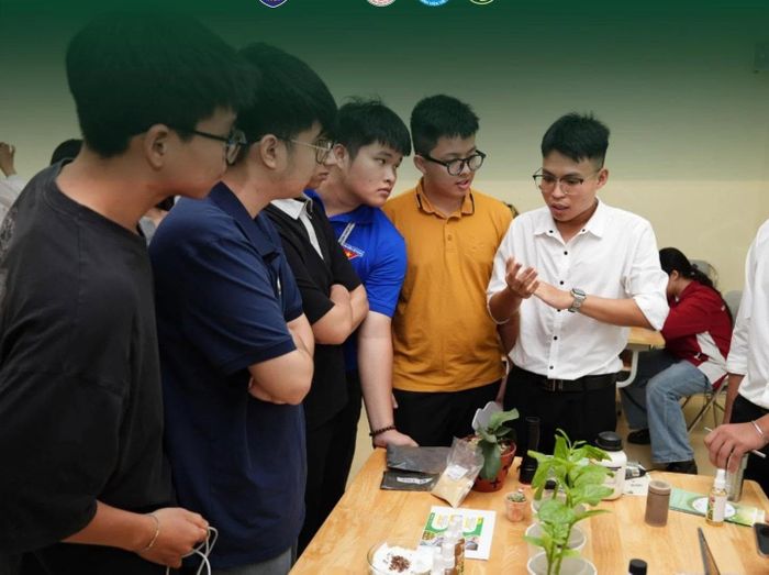 Thành viên dự án GreenNano (ngoài cùng bên phải) giới thiệu về sản phẩm. Ảnh: KKT