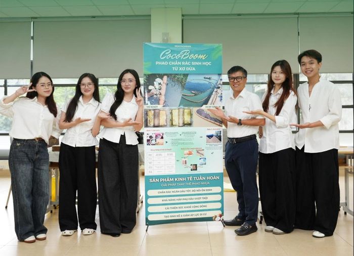 Các thành viên của dự án CocoBoom - phao chắn rác sinh học từ xơ dừa. Ảnh: KKT