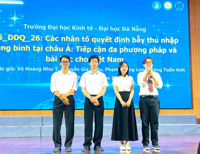 Nhóm nghiên cứu chia sẻ tại Hội thi Khoa học sinh viên toàn quốc “Olympic Kinh tế lượng và Ứng dụng” lần thứ XI. Ảnh: Bình Minh.
