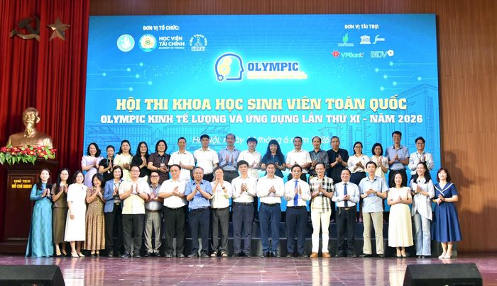Các chuyên gia, nhà khoa học, nhà giáo đến dự và lắng nghe sinh viên thuyết trình về nghiên cứu khoa học. Ảnh: Bình Minh.