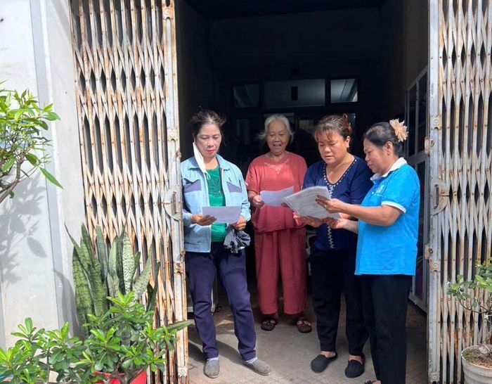 Công tác tuyên truyền được triển khai tới từng nhà dân. Ảnh: Hoàng Anh