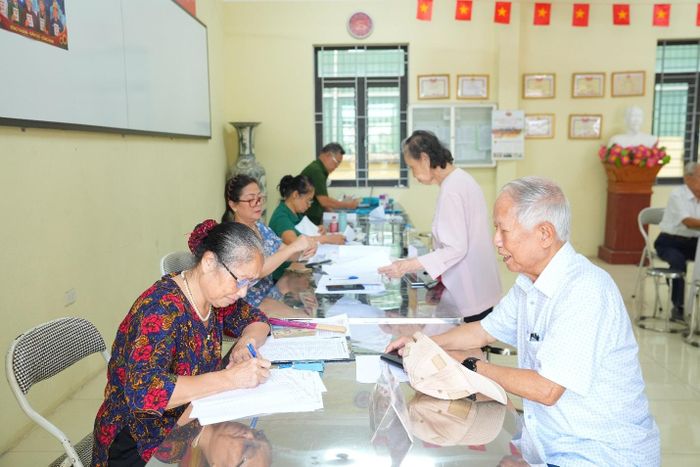 Không khí triển khai lấy ý kiến tại các khu dân cư diễn ra nghiêm túc, dân chủ và trách nhiệm. Ảnh: Hoàng Anh