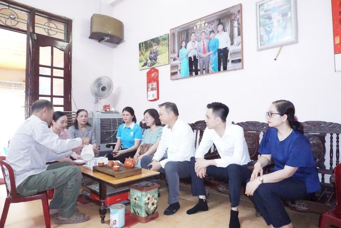 Đồng chí Lê Ngọc Anh, Bí thư Đảng ủy xã cùng đoàn công tác kiểm tra việc lấy ý kiến nhân dân tại tổ dân phố Kiên Thành. Ảnh: Hoàng Anh