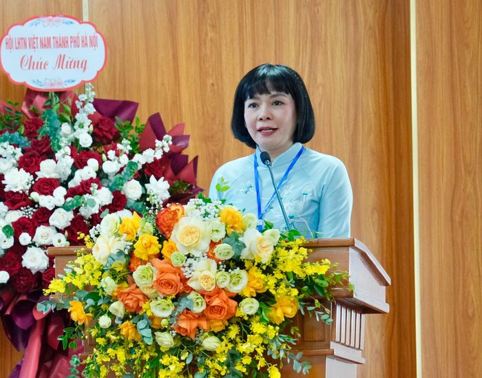 Phó Bí thư Thường trực Đảng ủy phường Khương Đình Trần Thị Nga phát biểu chỉ đạo và giao nhiệm vụ cho Hội LHTN Việt Nam phường. Ảnh: Hồng Thái