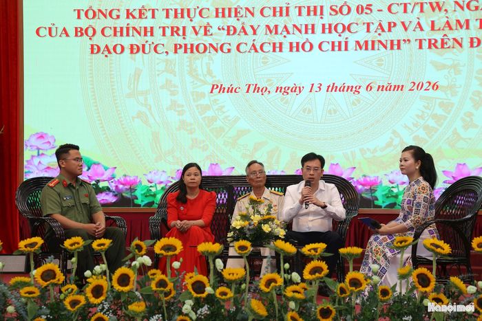 Giám đốc Trạm Y tế xã Phúc Thọ Vũ Tuấn Anh (thứ 2 từ phải sang) cho biết mỗi khi gặp trở ngại trong công việc, ông thường nhớ đến lời dạy của Bác: "Không có việc gì khó, chỉ sợ lòng không bền" để tìm hướng giải quyết. Ảnh: Đỗ Phú