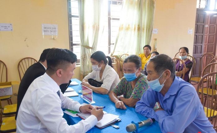 Đoàn Luật sư thành phố Hà Nội trợ giúp pháp lý miễn phí cho người dân về các quy định liên quan đến đất đai, công tác hòa giải ở cơ sở. Ảnh: Khánh Huy