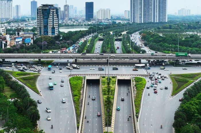 Hầm chui Trung Hòa kết nối đường Trần Duy Hưng với Đại lộ Thăng Long góp phần giảm ùn tắc giao thông. Ảnh: PV