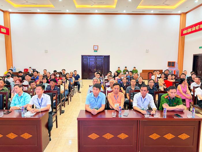 Các đại biểu và người dân dự hội nghị bốc thăm đất tái định cư trên địa bàn xã Phúc Thịnh. Ảnh: Thanh Hà