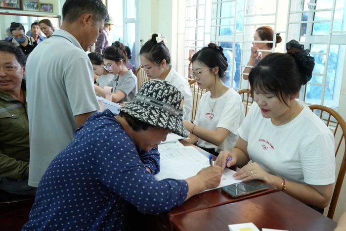 Người dân được hỗ trợ chi trả tiền nhanh gọn, đúng quy định. Ảnh: NL