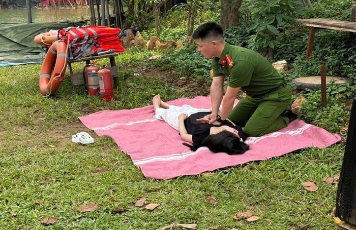 Các cán bộ, chiến sĩ hướng dẫn kỹ thuật hồi sinh tim phổi (CPR), sơ cấp cứu ban đầu cho nạn nhân bị đuối nước. Ảnh: Công an thành phố Hà Nội