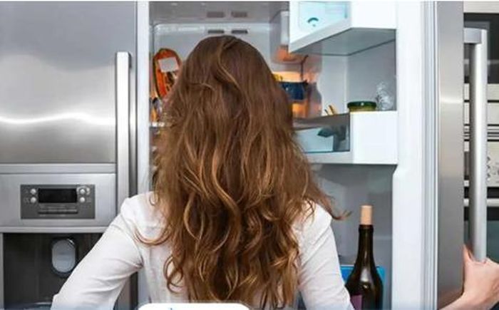 Khi mở cửa tủ lạnh, luồng không khí lạnh bên trong bị mất cân bằng do không khí nóng từ bên ngoài tràn vào.