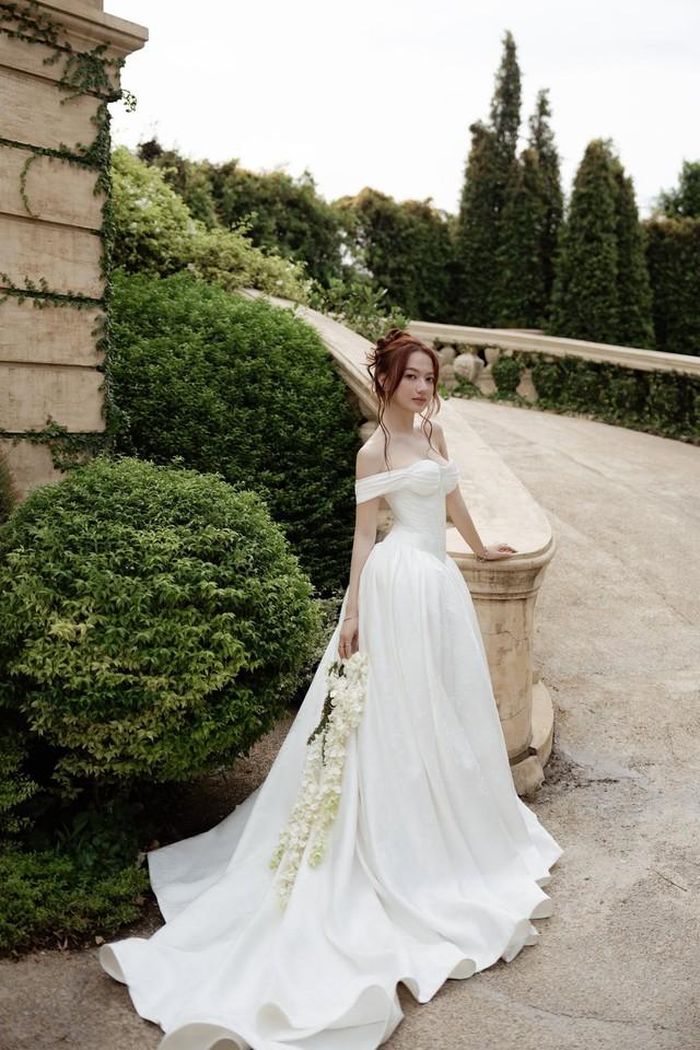Nhan sắc của "bé" Xuân Nghi xinh đẹp tựa nàng tiên nhỏ với váy cưới màu trắng lộ vai trần ngọt ngào.