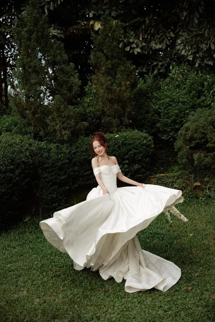 Ở tuổi trưởng thành, Xuân Nghi sở hữu gương mặt thanh tú với làn da mịn màng, nụ cười tươi và thần thái tự tin.