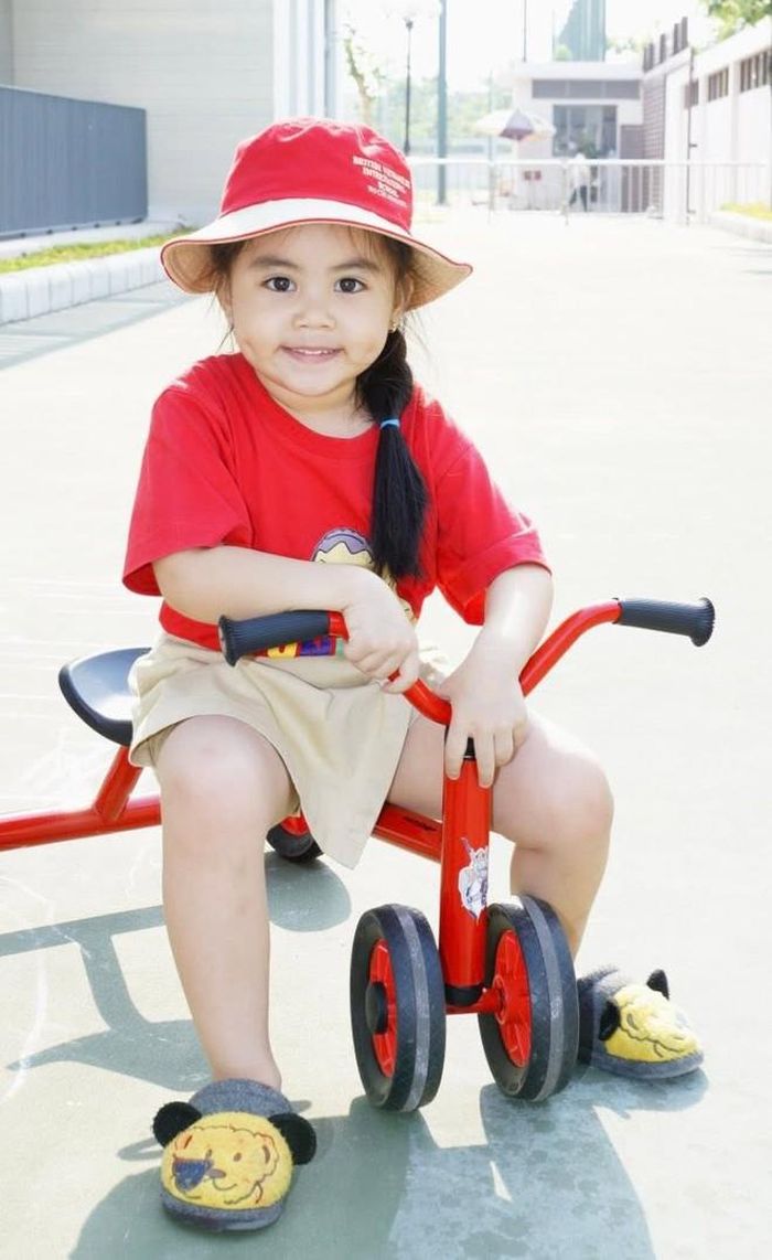 Vợ chồng Quyền Linh còn đăng lại những hình ảnh thời thơ ấu của Hạt Dẻ, bày tỏ sự xúc động khi nhìn con lớn lên từng ngày, ngày càng xinh đẹp và chững chạc hơn.