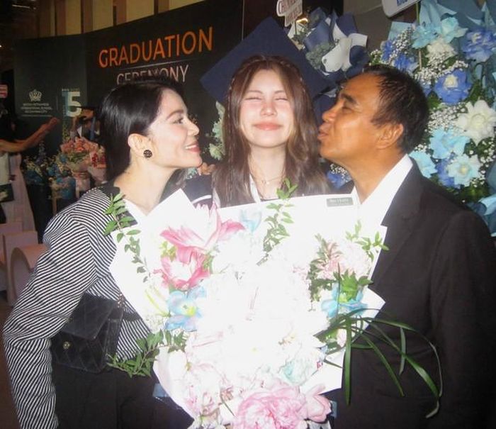 Vợ chồng MC Quyền Linh và con gái út.