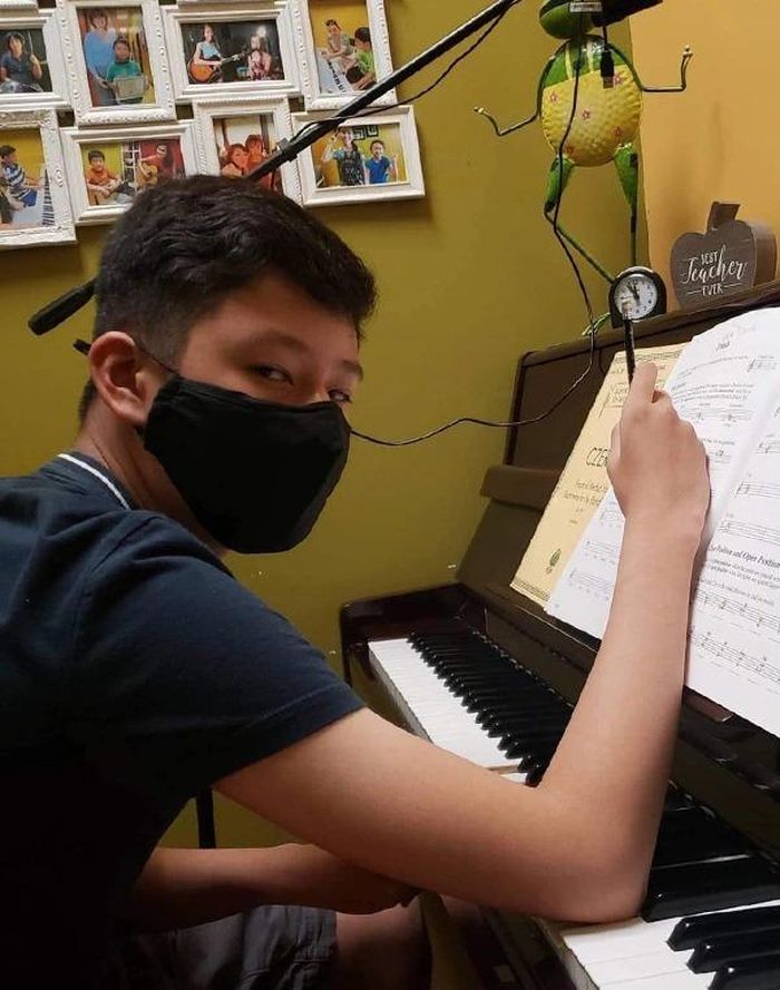 Dù không đam mê nghệ thuật song cậu có khả năng chơi đàn piano rất giỏi.