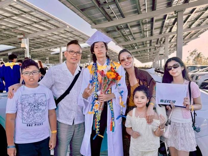 Trên trang cá nhân, Hoa hậu Jennifer Phạm nhắn nhủ con trai: "Hãy luôn tự tin, bản lĩnh và vững bước trên hành trình phía trước. Dù con có đi đến đâu, mẹ vẫn luôn ở phía sau, là điểm tựa vững chắc để con an tâm theo đuổi những ước mơ của mình".