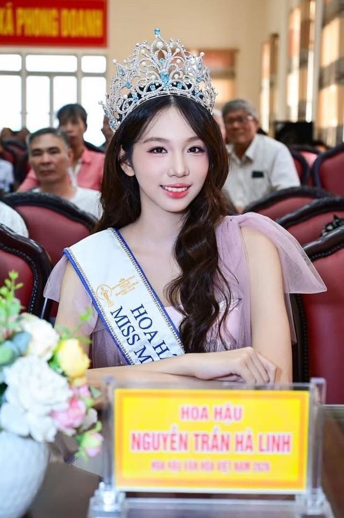 Hà Linh đăng quang Hoa hậu Văn hóa Việt Nam 2026 khi mới 18 tuổi.
