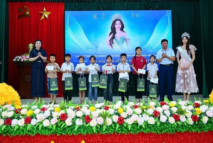 Trong suốt chương trình, nàng hậu genZ ân cần trò chuyện với từng em học sinh, lắng nghe những câu chuyện về cuộc sống, việc học và những ước mơ còn đang ấp ủ.