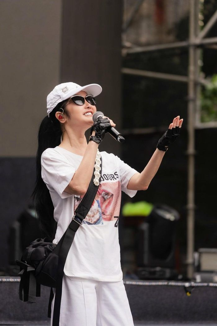 Thời gian qua, Diva Hồng Nhung vẫn duy trì hoạt động nghệ thuật, tham gia biểu diễn và gặp gỡ khán giả khi có thể.