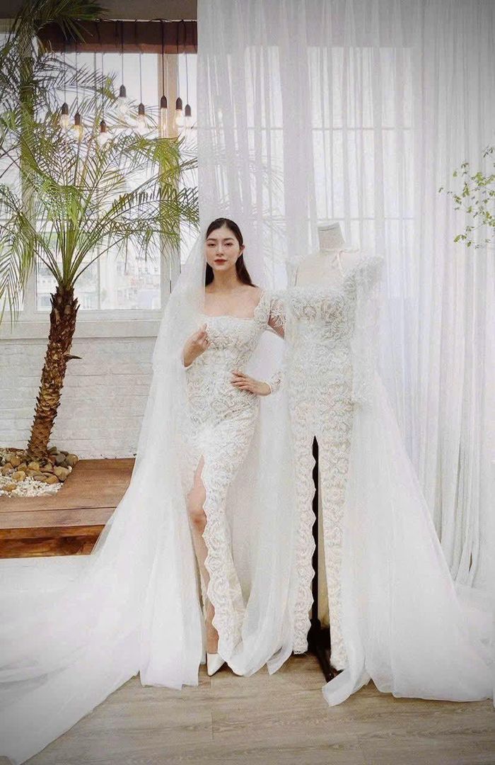 Ngày 14/6, diễn viên Thanh Trúc đăng tải loạt ảnh khi thử váy cưới tại một cửa hàng ở TP.HCM. Cô diện thiết kế xuyên thấu cổ vuông với điểm nhấn xẻ sâu phần đùi và tà dài.