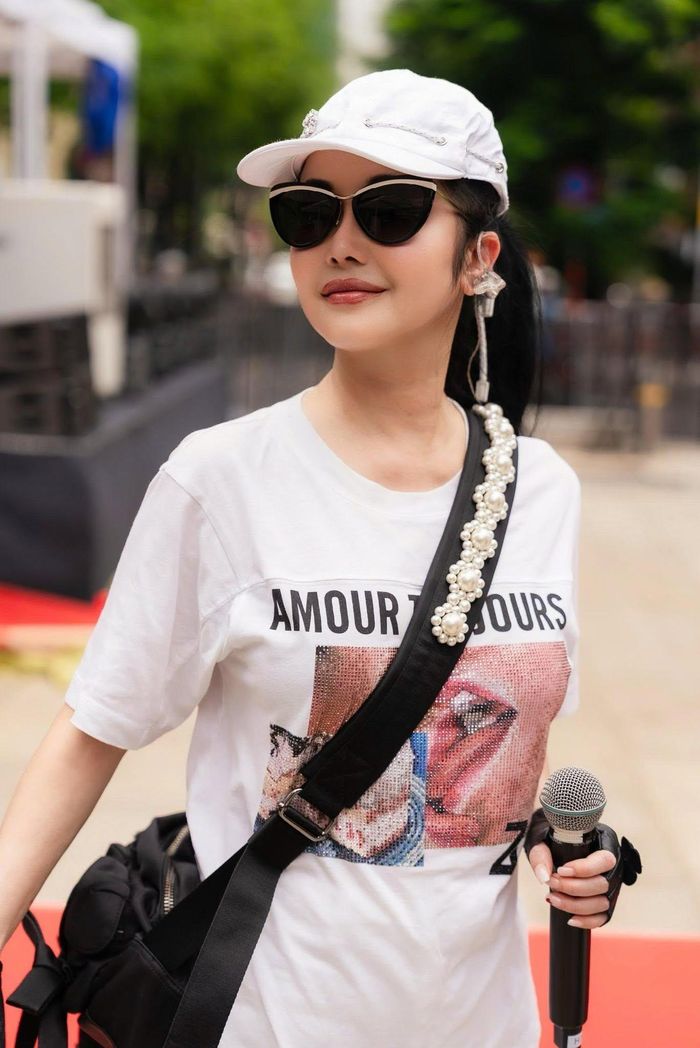 Diva Hồng Nhung khiến người hâm mộ ngạc nhiên bởi gương mặt trẻ trung, gu thời trang năng động khi tới tập luyện trước buổi biểu diễn.