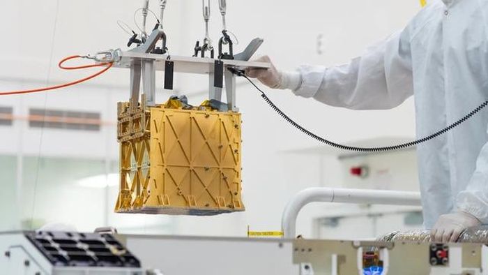 Cận cảnh thiết bị MOXIE sắp được đặt xuống khoang bụng của xe tự hành Perseverance. Ảnh: NASA, JPL-Caltech