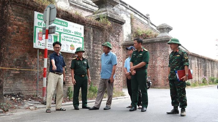 Liên quan vấn đề này, sau khi gặp gỡ các nhân chứng và khảo sát thực địa, ông Nguyễn Văn Mạnh, Phó Chủ tịch UBND TP Huế đề nghị Bộ CHQS khẩn trương nghiên cứu, tham mưu các phương án, kế hoạch để Ban Chỉ đạo thành phố tiếp tục xác minh, đánh giá và triển khai các bước tiếp theo theo đúng quy định. Trong ảnh: Ông Nguyễn Văn Mạnh (thứ 3 từ trái qua) cùng lãnh đạo Bộ CHQS và ông Lượt (người chỉ tay) khảo sát thực tế.