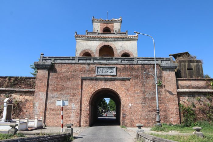 Trên tấm bia có nội dung: "Nơi đây, đêm 31 tháng 1 rạng ngày 1 tháng 2 năm 1968, tiểu đội du kích bí mật nội thành đã nổi dậy đánh chiếm cửa Chánh Tây, cổng Thủy Quan mở đường cho các đơn vị quân giải phóng và các đội võ trang công tác tiến quân vào thành nội, thực hiện nhiệm vụ Xuân 1968. Chính nơi đây, cũng đã diễn ra hàng trăm trận đánh đẩy lùi quân địch phản kích hòng chiếm lại cửa Chánh Tây, bảo vệ các hoạt động của ta 26 ngày đêm bảo đảm cho toàn bộ lực lượng ở thành nội rút ra ngoài thành phố an toàn, tiếp tục chiến đấu đánh địch phản kích".