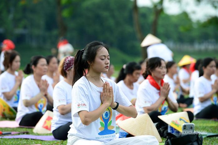 Người tham gia thực hành các động tác hít thở, thư giãn.