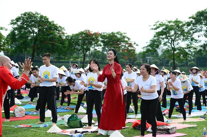 Yoga thu hút người dân ở nhiều độ tuổi khác nhau.